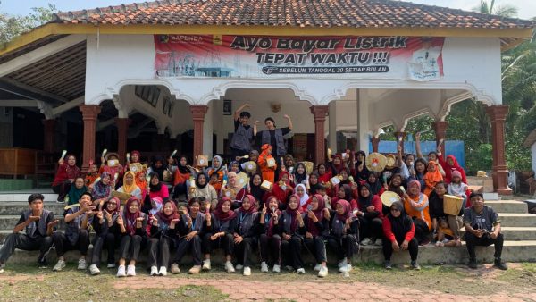 Semarak HUT RI ke-80, KKN Universitas Bhinneka PGRI Gelar Senam Sehat Berhadiah di Desa Sumberbendo